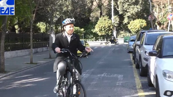 Με ηλεκτρικό ποδήλατο στο Μαξίμου ο πρόεδρος της ΚΕΔΕ – ΒΙΝΤΕΟ
