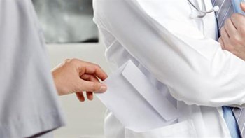 Ήπειρος: Σύλληψη γιατρού για “φακελάκι”