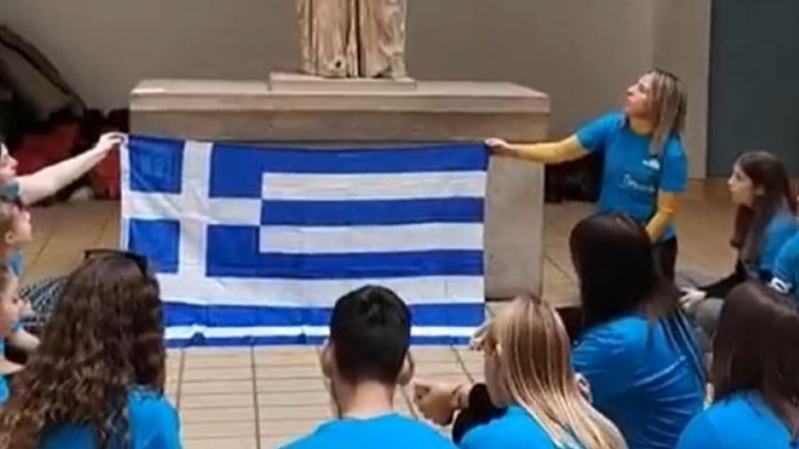 Βρετανικό Μουσείο: Μαθητές από την Κρήτη τραγούδησαν το “Τζιβαέρι” μπροστά στην Καρυάτιδα – ΒΙΝΤΕΟ