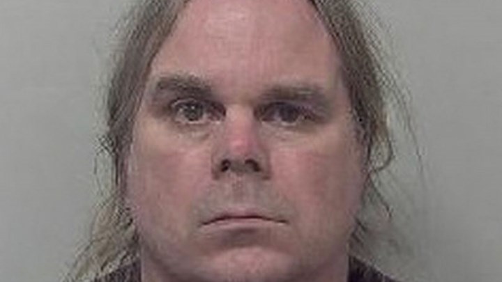 Φρίκη: Προσφέρθηκε να τη βοηθήσει και τη βίασε στις τουαλέτες του τρένου – Στο ίδιο βαγόνι ήταν και η σύζυγός του