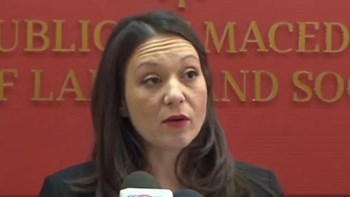 Σκόπια: Αρνείται να αλλάξει την πινακίδα «Δημοκρατία της Μακεδονίας» η υπουργός Εργασίας