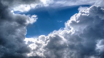 Καιρός: Ηλιοφάνεια και υψηλές για την εποχή θερμοκρασίες – Πού θα σημειωθούν βροχές