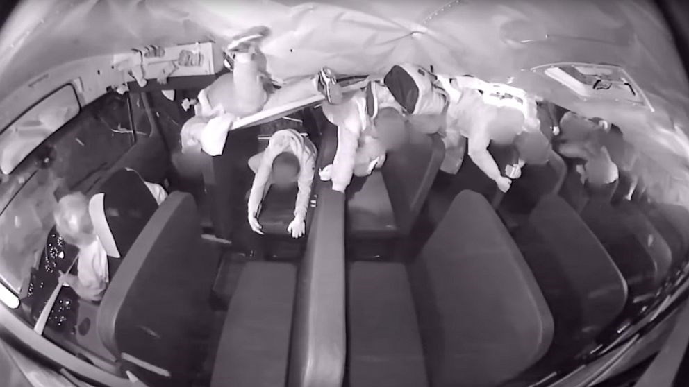 Εικόνες-σοκ από τροχαίο στο Οχάιο: Ανατροπή σχολικού με μαθητές – ΒΙΝΤΕΟ