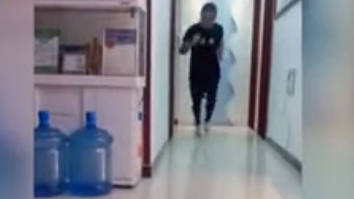 Κορονοϊός: Κινέζος μαραθωνοδρόμος έτρεξε 50χλμ στο σαλόνι του σπιτιού του – ΒΙΝΤΕΟ