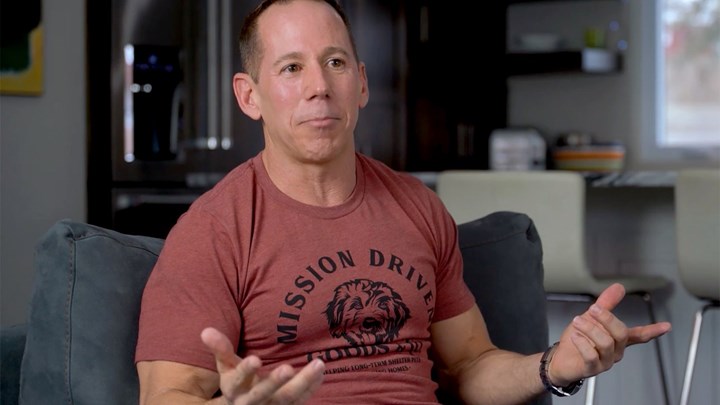 Δίνει 25.000 δολάρια σε όποιον τον βοηθήσει να βρει τον… έρωτα- ΒΙΝΤΕΟ