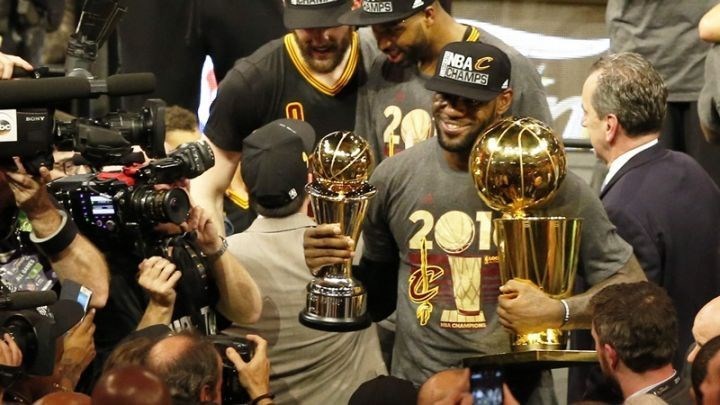 Λεμπρόν Τζέιμς: Έδωσε υποτροφίες σε μαθητές – Δείτε την αντίδρασή τους – ΒΙΝΤΕΟ