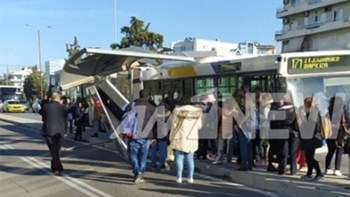 Τρόμος στη Γλυφάδα: Λεωφορείο έπεσε σε στάση – ΦΩΤΟ