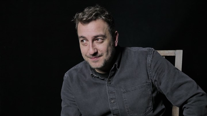 Ο Στέλιος Καλαϊτζής «χτυπά» με «Γρανάζια» τον Μάρτιο στο θέατρο Vault