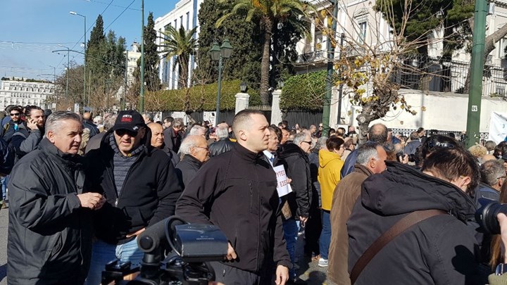 Μεταναστευτικό: Έδιωξαν από τη συγκέντρωση διαμαρτυρίας Κασιδιάρη και Λαγό – ΦΩΤΟ