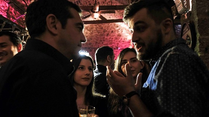 Ιωάννινα: Χαλαρή συζήτηση και selfie του Τσίπρα σε μπαράκι – ΦΩΤΟ