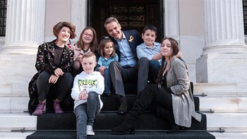 Ο Κυριάκος Μητσοτάκης υποδέχτηκε στο Μαξίμου παιδιά που έχουν νικήσει τον καρκίνο