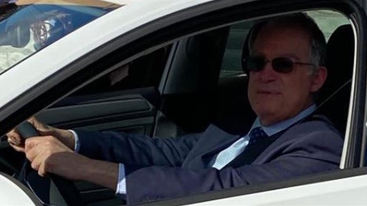 Τασούλας: Έκανε test drive σε ηλεκτρικό αυτοκίνητο – ΒΙΝΤΕΟ