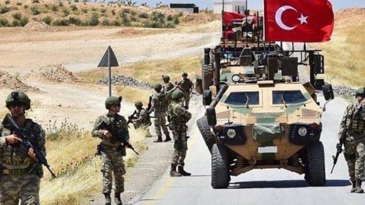 Η Τουρκία αποσύρει δυνάμεις από τα σύνορα με τον Έβρο και τις στέλνει στη Συρία