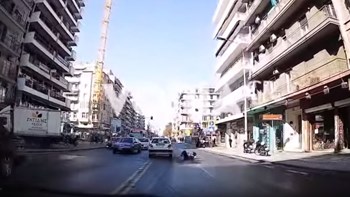 Βίντεο σοκ: Αυτοκίνητο παρέσυρε γυναίκα στη Θεσσαλονίκη