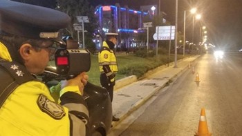 Τροχαία: Σαφάρι για τις “κόντρες” – Μοιράζει… ραβασάκια και ξηλώνει πινακίδες – ΒΙΝΤΕΟ