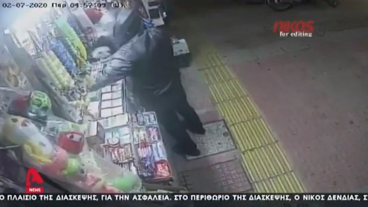 Ντοκουμέντο: Η στιγμή που ο αστυνομικός-ληστής “χτυπά” περίπτερο – ΒΙΝΤΕΟ