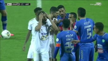 Επικό φινάλε: Γκολ τερματοφύλακα στο 95′, κόκκινη και… αστυνομία για τον προπονητή