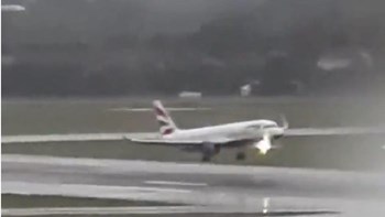 Κακοκαιρία «Ντένις»: Προσγειώσεις που κόβουν την ανάσα στα βρετανικά αεροδρόμια – ΒΙΝΤΕΟ