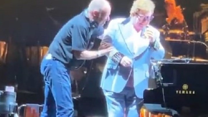 Έλτον Τζον: Αποχώρησε με τη συνοδεία νοσηλευτή από τη σκηνή – ΒΙΝΤΕΟ