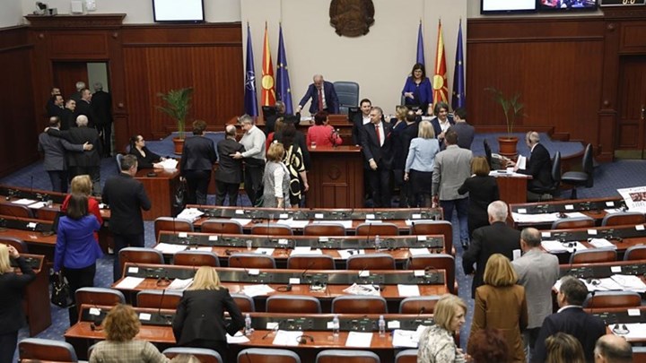 Βόρεια Μακεδονία: Διαλύθηκε η Βουλή – Πρόωρες βουλευτικές εκλογές στις 12 Απριλίου