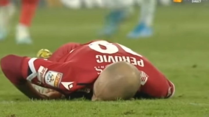 Ρουμανία: Σοκαριστικός τραυματισμός στο ντέρμπι του Βουκουρεστίου – ΒΙΝΤΕΟ