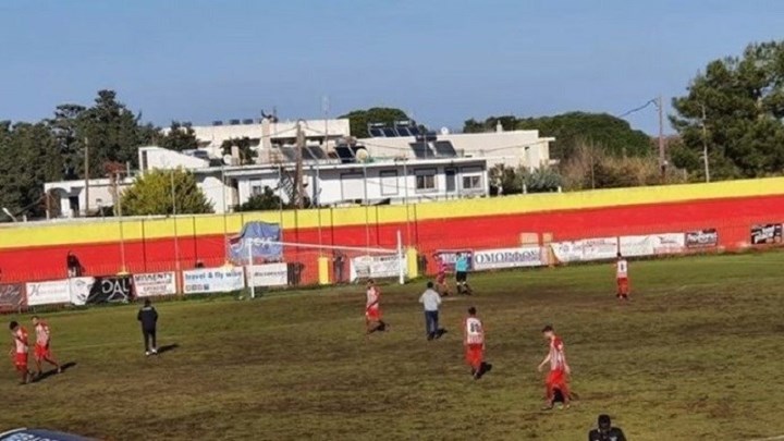 Ρόδος: Πρωτοφανές περιστατικό – Ξεκόλλησε το οριζόντιο δοκάρι κατά τη διάρκεια αγώνα – ΦΩΤΟ