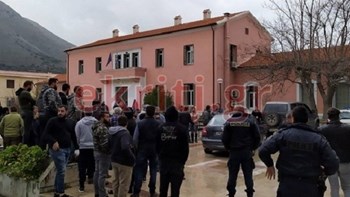 Φονικό στην Κρήτη: Προφυλακιστέος ο 43χρονος – Ένταση έξω από το δικαστήριο – ΦΩΤΟ – ΒΙΝΤΕΟ