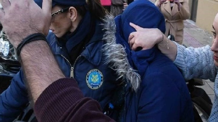 Πάτρα: Ξέσπασε η μητέρα της 27χρονης – “Πάρτε εμένα μέσα, όχι το παιδάκι μου”