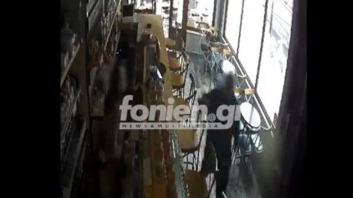 Κρήτη: Άγριο ξύλο σε καφετέρια – Η στιγμή της επίθεσης στην ιδιοκτήτρια – ΒΙΝΤΕΟ