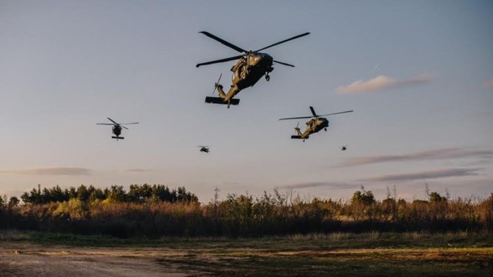 Εντυπωσιακή άσκηση: Επίδειξη Αμερικανών και Ελλήνων με επιθετικά ελικόπτερα