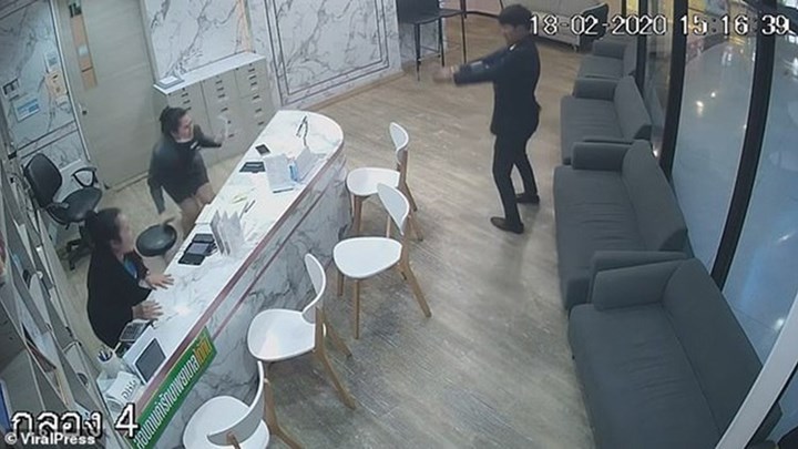 Σκότωσε την πρώην σύζυγό του μπροστά στους συναδέλφους της – ΒΙΝΤΕΟ από την εν ψυχρώ δολοφονία