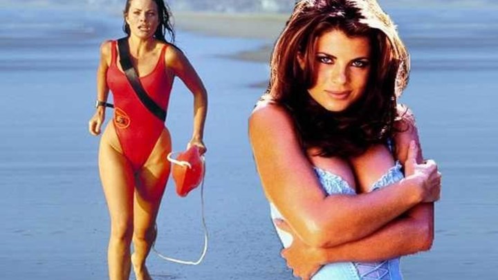 Baywatch: Θυμάστε την “καυτή” ναυαγοσώστρια Κάρολαϊν; Δεν φαντάζεστε πώς είναι σήμερα – ΦΩΤΟ