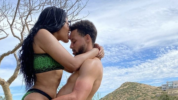 Ο Στέφεν Κάρι και η σύζυγός του έγιναν viral – Η σέξι φωτογραφία που “έριξε” το instagram – ΒΙΝΤΕΟ