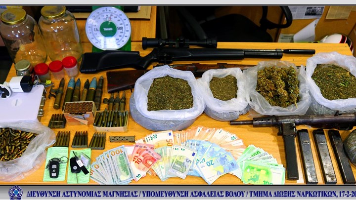 Βόλος: Συνελήφθη πρώην παίκτρια ριάλιτι – Βρέθηκαν όπλα και ναρκωτικά στο σπίτι της