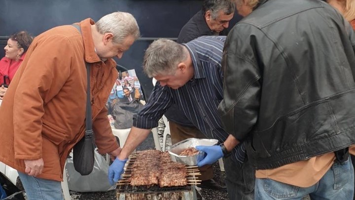 Τσικνοπέμπτη έξω από το Μαξίμου κάνει η ΠΟΕΔΗΝ – Σουβλάκια, λουκάνικα και χορός – ΦΩΤΟ – ΒΙΝΤΕΟ