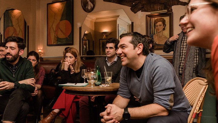 Για ποτό με νεολαίους του ΣΥΡΙΖΑ ο Τσίπρας στο Παρίσι – ΦΩΤΟ