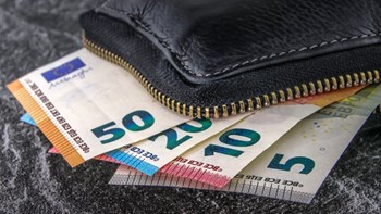 Γραφείο Προϋπολογισμού: “Ναι” στην αύξηση του κατώτατου μισθού