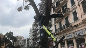 Θεσσαλονίκη: Κρέμασαν ηλεκτρικό πατίνι σε δέντρο – ΦΩΤΟ