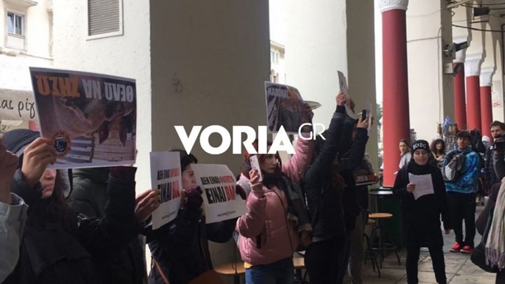 Τσικνοπέμπτη: Διαμαρτυρία βίγκαν σε ψητοπωλεία στη Θεσσαλονίκη – ΒΙΝΤΕΟ