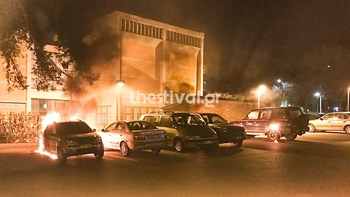 Θεσσαλονίκη: Στις φλόγες τρία αυτοκίνητα του Υπουργείου Πολιτισμού – ΦΩΤΟ – ΒΙΝΤΕΟ