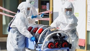 Κορονοϊός: Στους 2.236 οι νεκροί – Τον Απρίλιο οι κλινικές δοκιμές του πρώτου εμβολίου