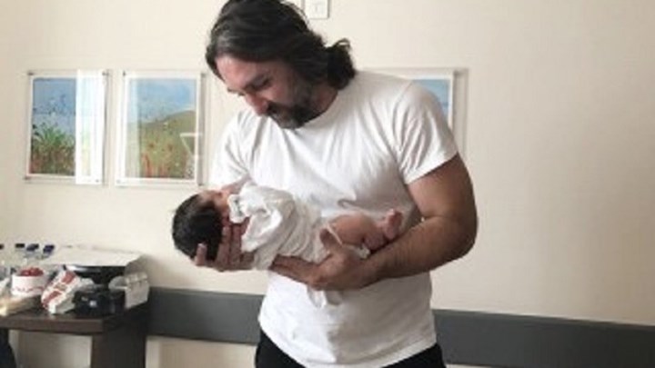 Μόνο στο enikos: Πρώτο κλικ του Σβιτάιλο με την κόρη του