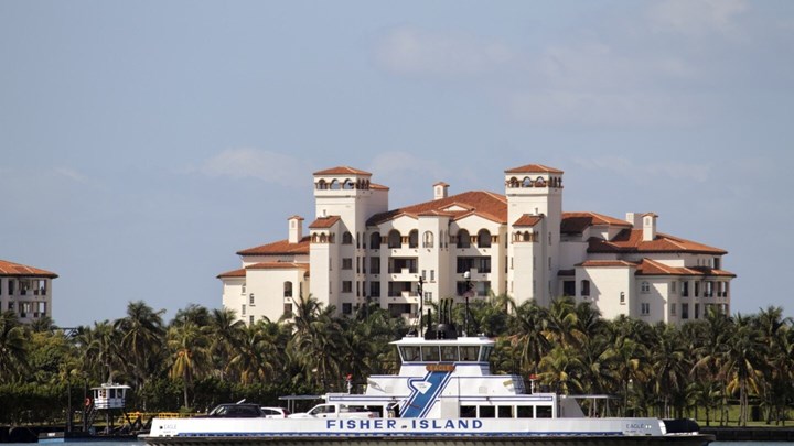 Πνίγηκαν όταν το αυτοκίνητο τους έπεσε από φέρι μποτ – Τις βρήκαν αγκαλιασμένες στο πίσω κάθισμα