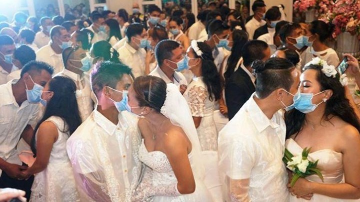 Κορονοϊός: Ζευγάρια στις Φιλιππίνες ανταλλάσσουν όρκους αιώνιας αγάπης φορώντας μάσκες – ΦΩΤΟ