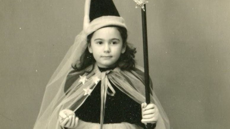 Αναγνωρίζετε το κοριτσάκι της φωτογραφίας που ποζάρει ως νεράιδα; Είναι γνωστή ηθοποιός