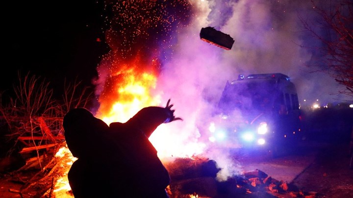 Κορονοϊός-Ουκρανία: Επιτέθηκαν σε πούλμαν με επιβάτες που επαναπατρίστηκαν από την Κίνα – ΒΙΝΤΕΟ