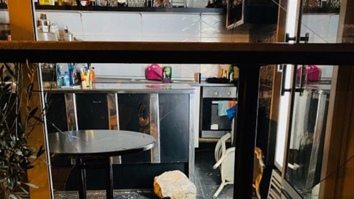 Θεσσαλονίκη: Έσπασε με πέτρα την τζαμαρία καταστήματος και άρπαξε την ταμειακή – ΦΩΤΟ – ΒΙΝΤΕΟ