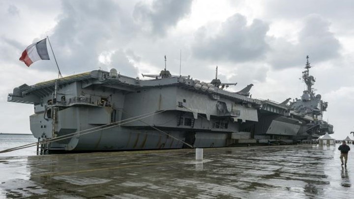 «Charles De Gaulle»: Εντυπωσιακές φωτογραφίες από το γαλλικό αεροπλανοφόρο που έδεσε στη Λεμεσό