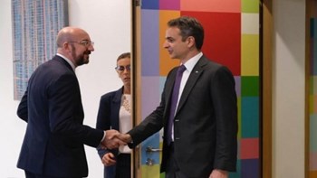 Συνάντηση Μητσοτάκη – Μισέλ πριν από την επανέναρξη της Συνόδου Κορυφής