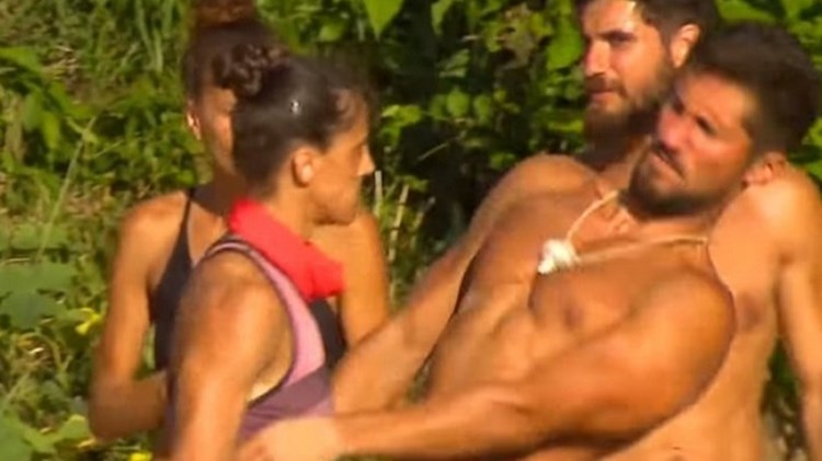 Survivor: Παίκτρια έριξε κουτουλιά σε αντίπαλο και του έσπασε τη μύτη – ΒΙΝΤΕΟ